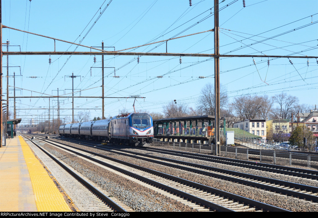 AMTK 654 leads a westbound train